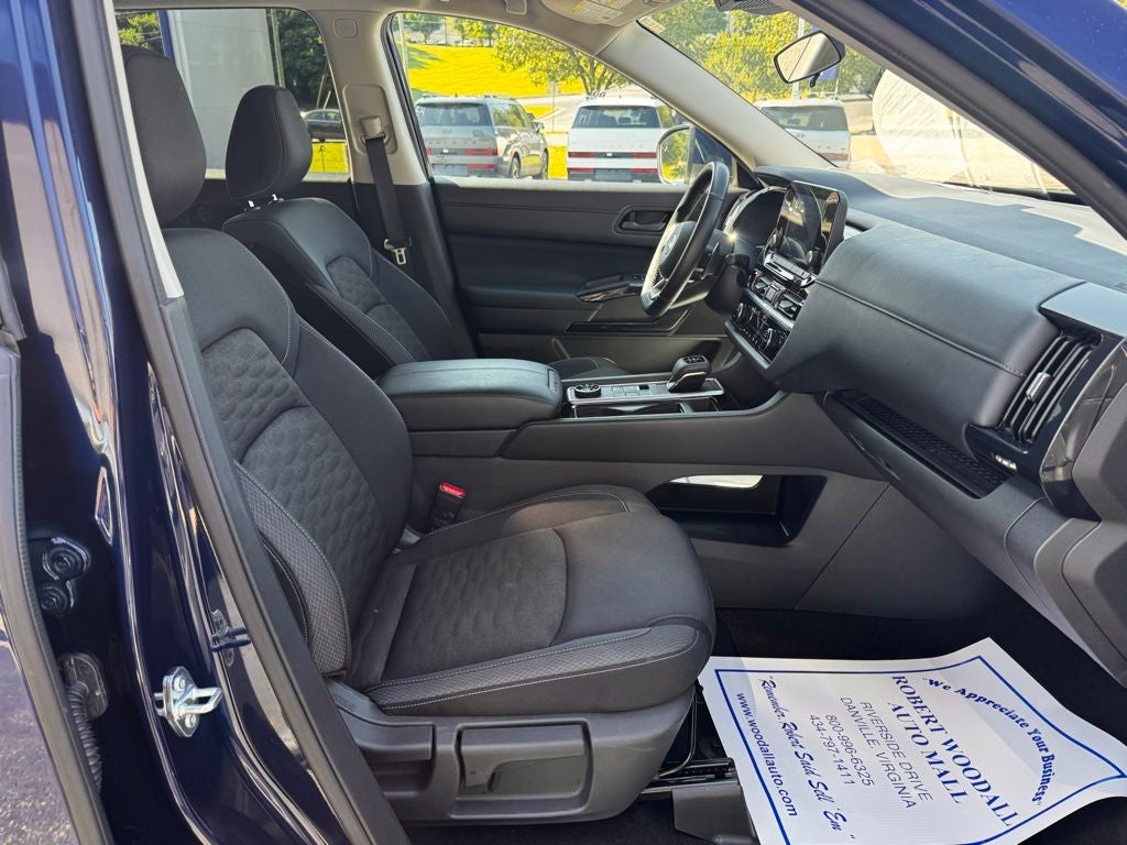 2025 Nissan Pathfinder SV