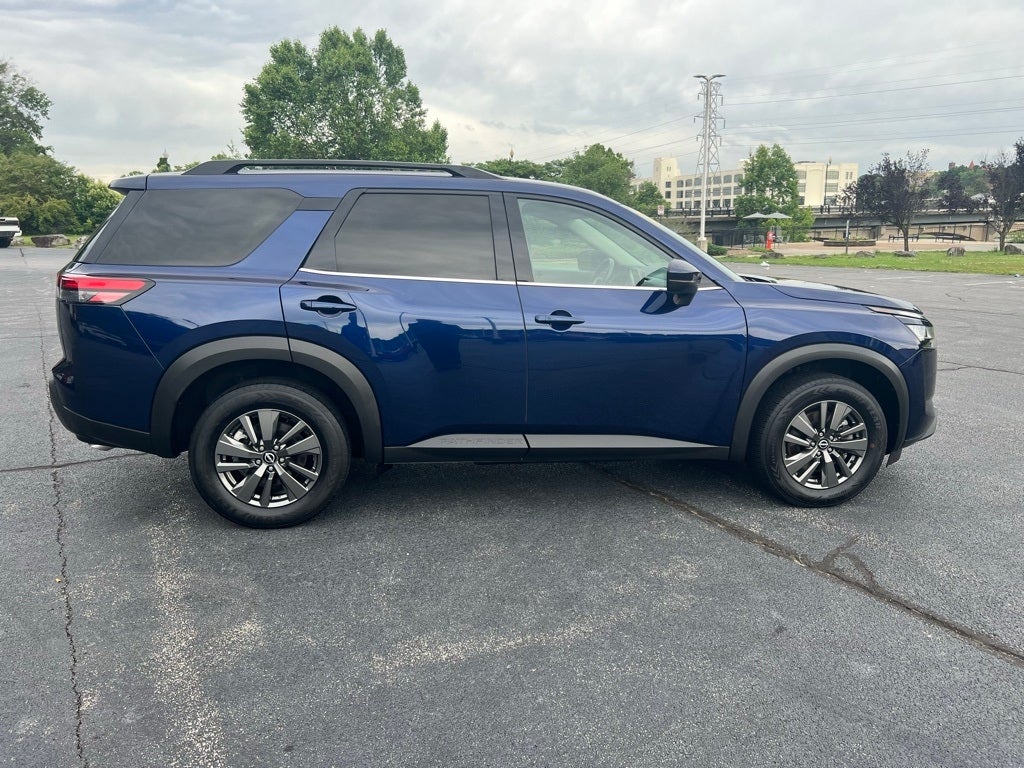 2022 Nissan Pathfinder SV