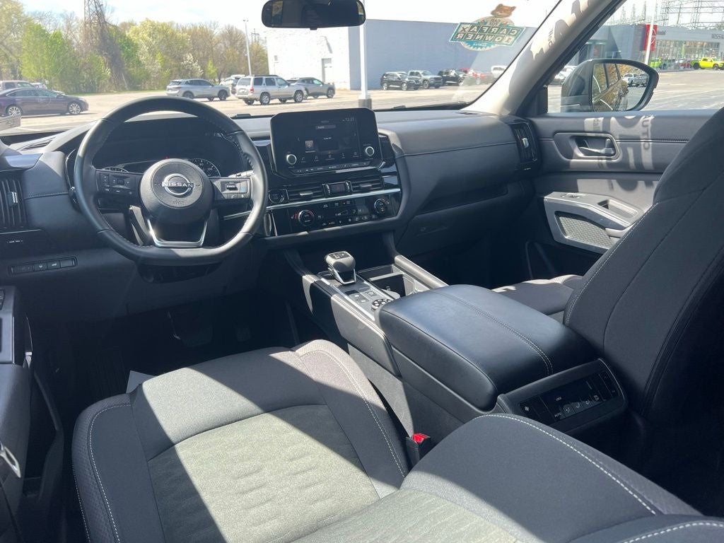 2025 Nissan Pathfinder SV