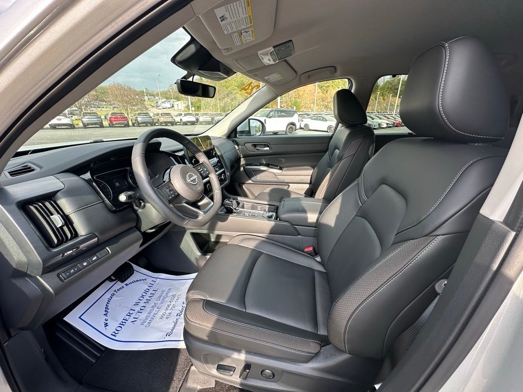 2024 Nissan Pathfinder SL
