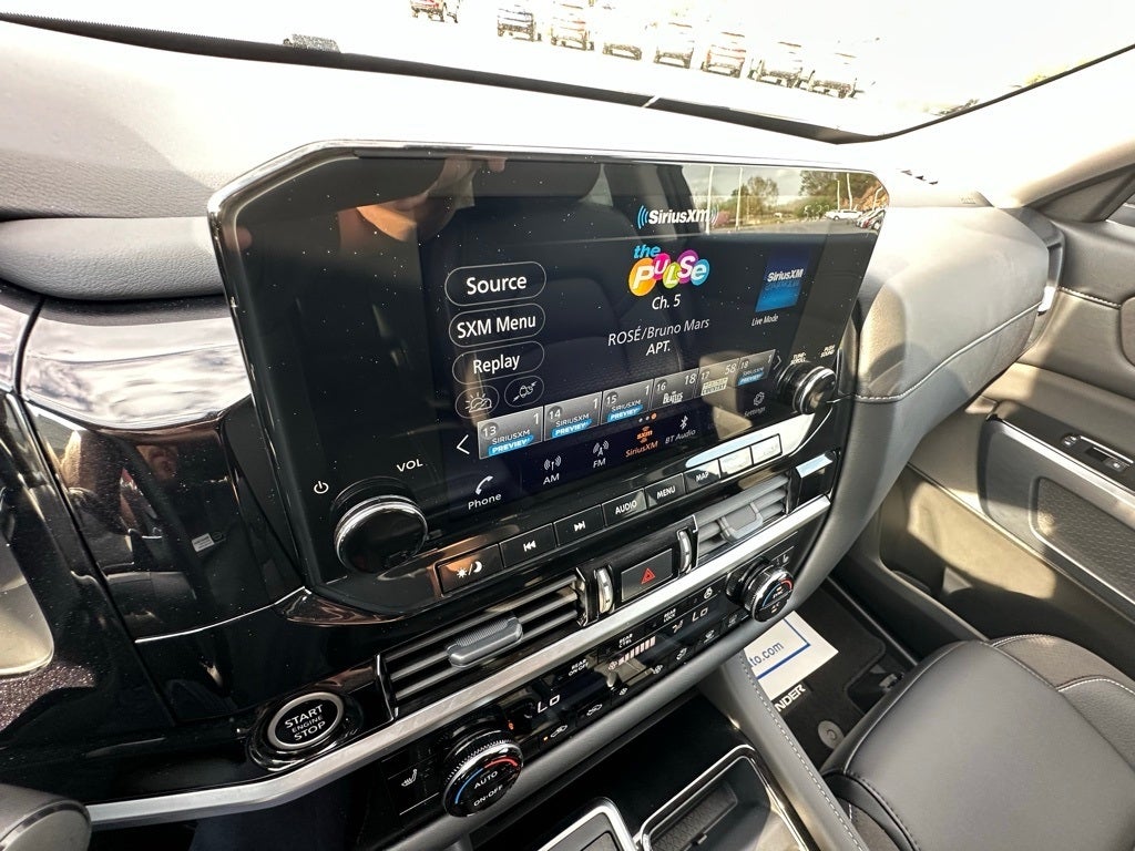 2024 Nissan Pathfinder SL