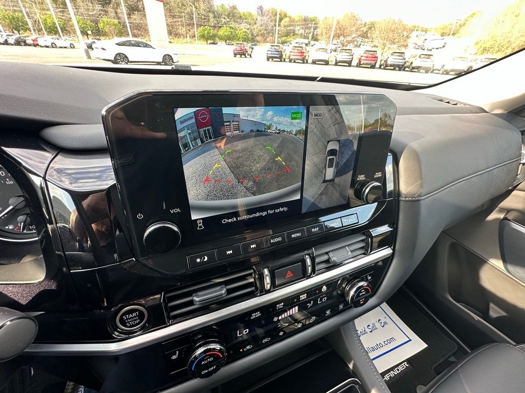 2024 Nissan Pathfinder SL